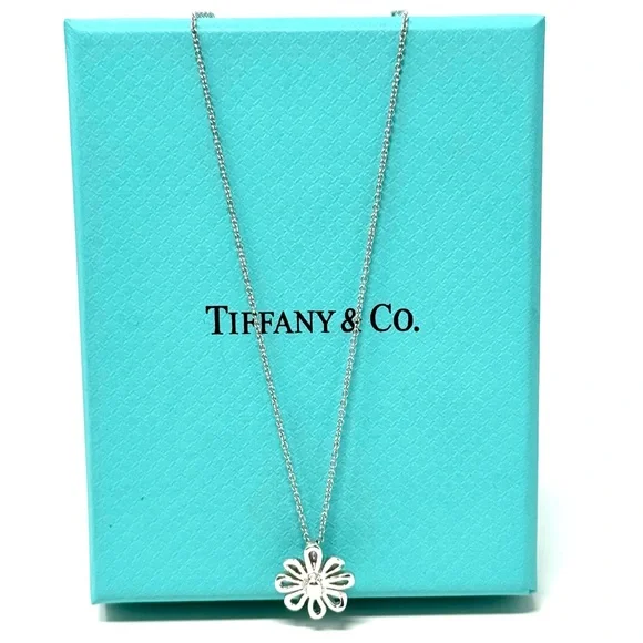 Authentic Tiffany& Co Paloma Picasso Daisy Flower Pendant Necklace.